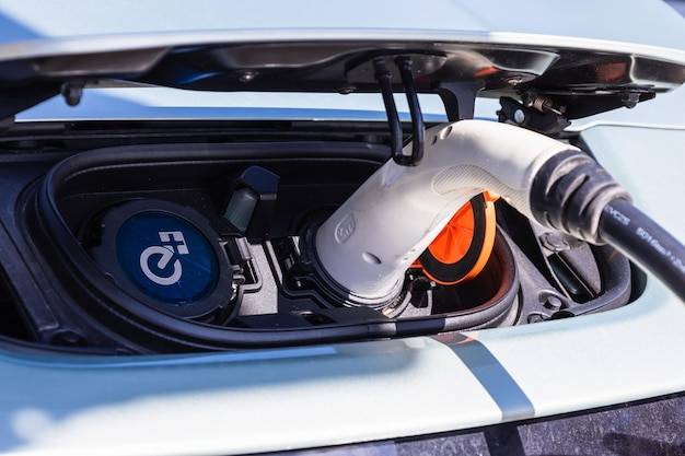 Jaki silnik elektryczny do napędu samochodu sprawdzi się w codziennej jeździe?