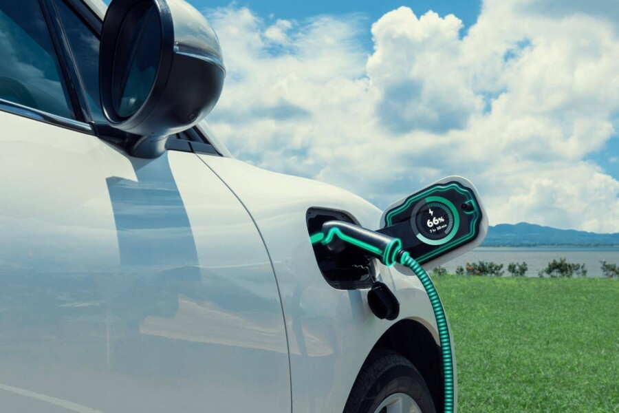 Czy auto hybrydowe się ładuje podczas jazdy?