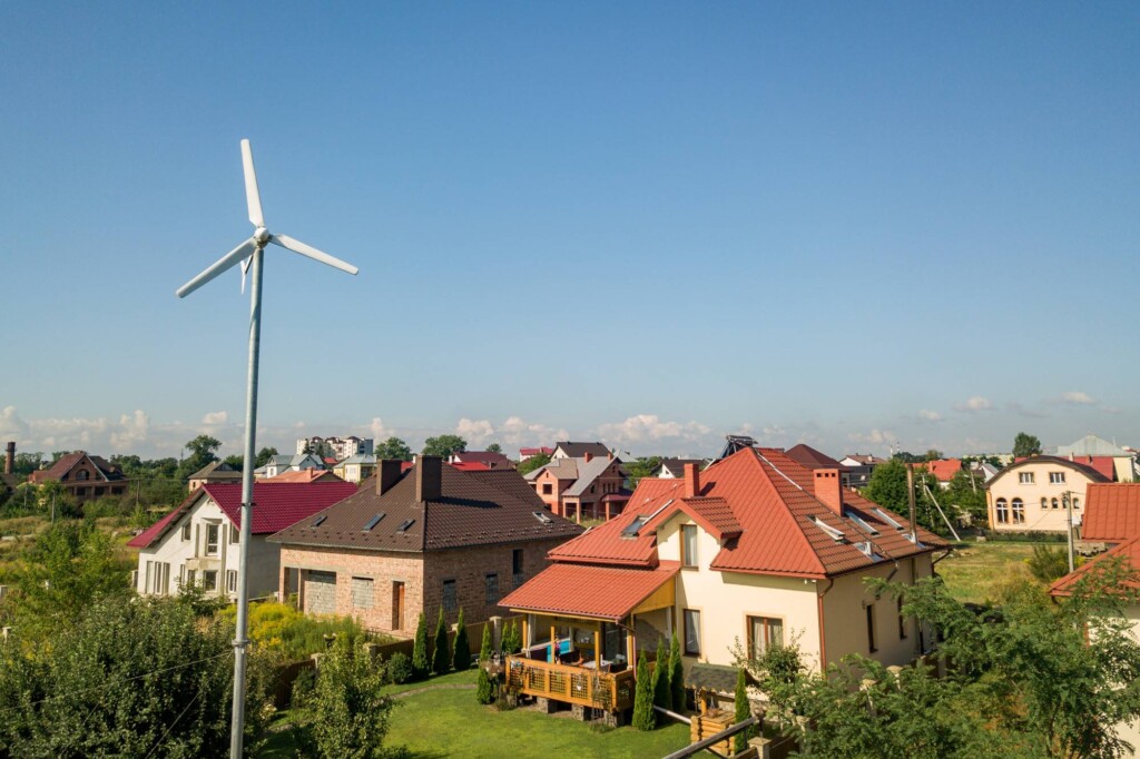 Przydomowa elektrownia wiatrowa czy panele fotowoltaiczne co wybrać?